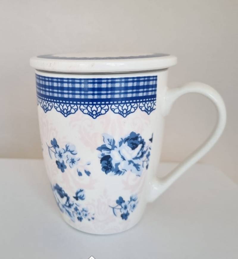 Xícara azul e rosinha fechada