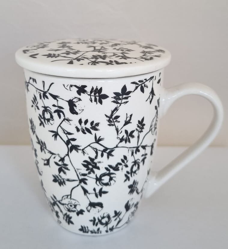 Xícara preta e branca fechada