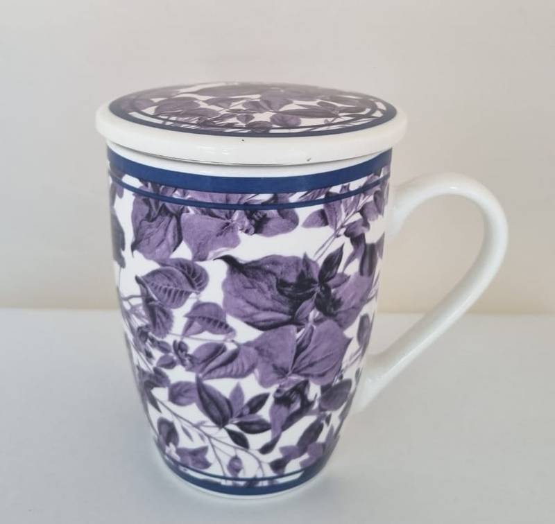 xícara azul escura tampada