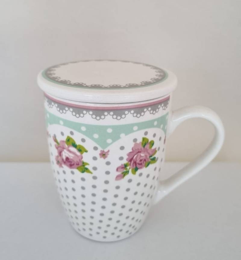 xícara branca e rosa fechada